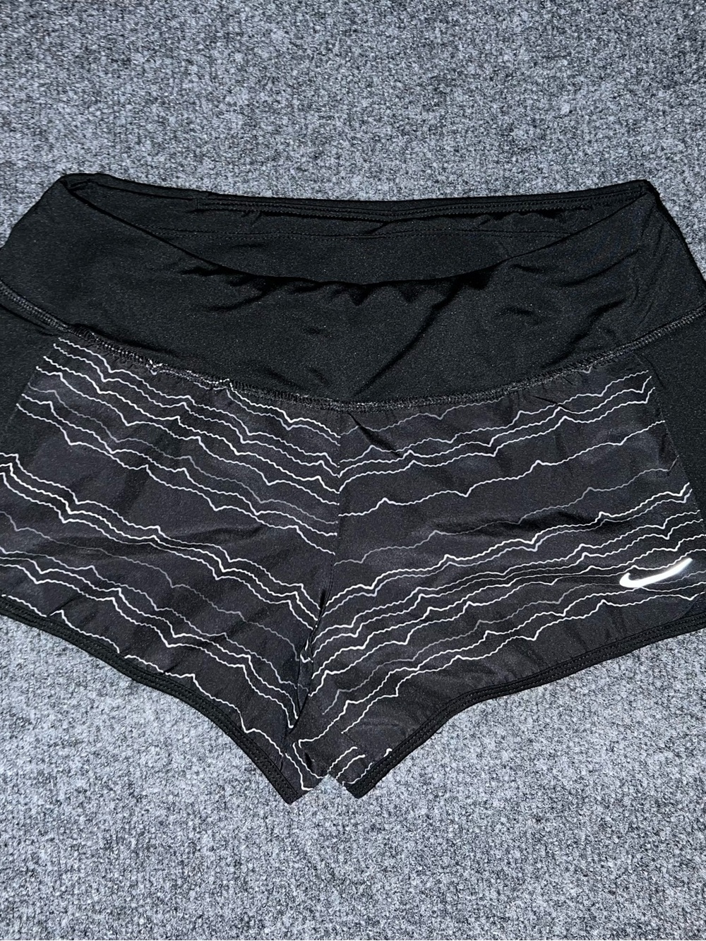 Nike Womens Dri-FIT Running Shorts Black White Wavy Pattern Small B-09